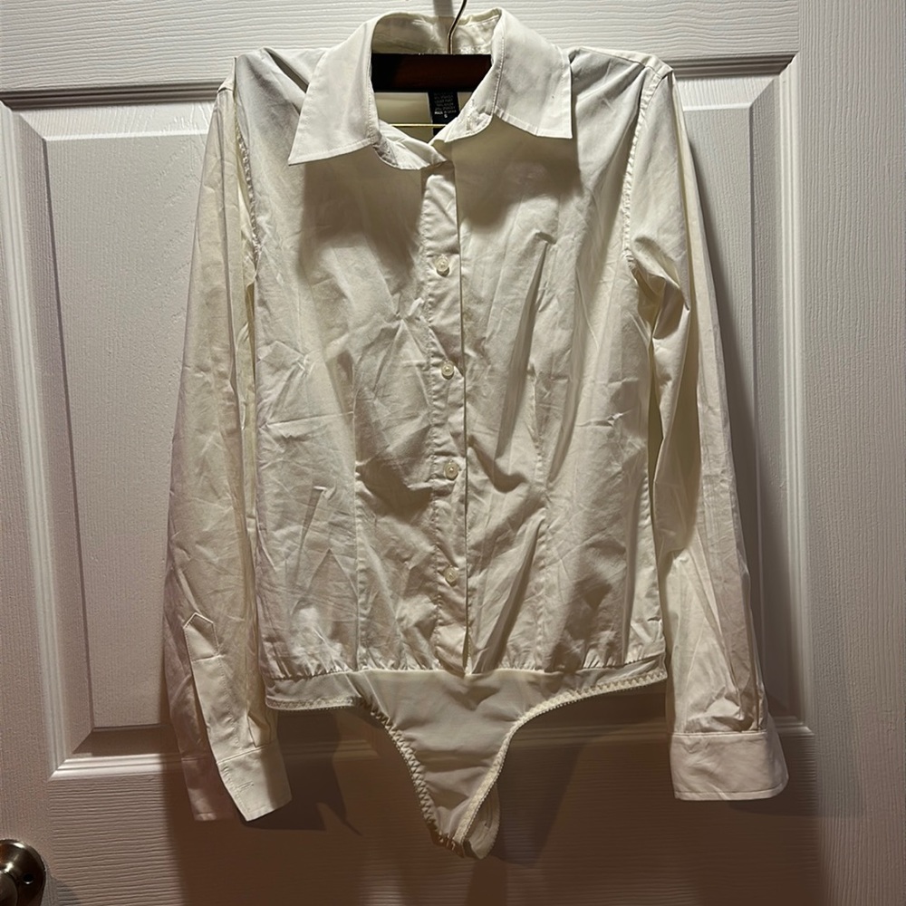 BODY BY VICTORIA WHITE BOTTON DOWN BODYSUIT
